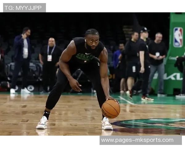 杰伦布朗强调年轻锋线心态稳定继续为他们提供支持与成长机会